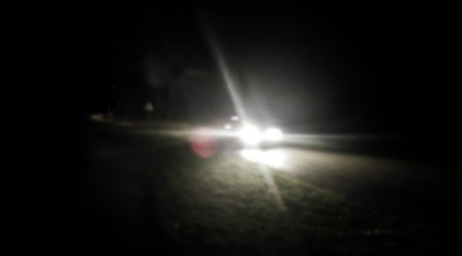 Auto blendet im Dunkeln
