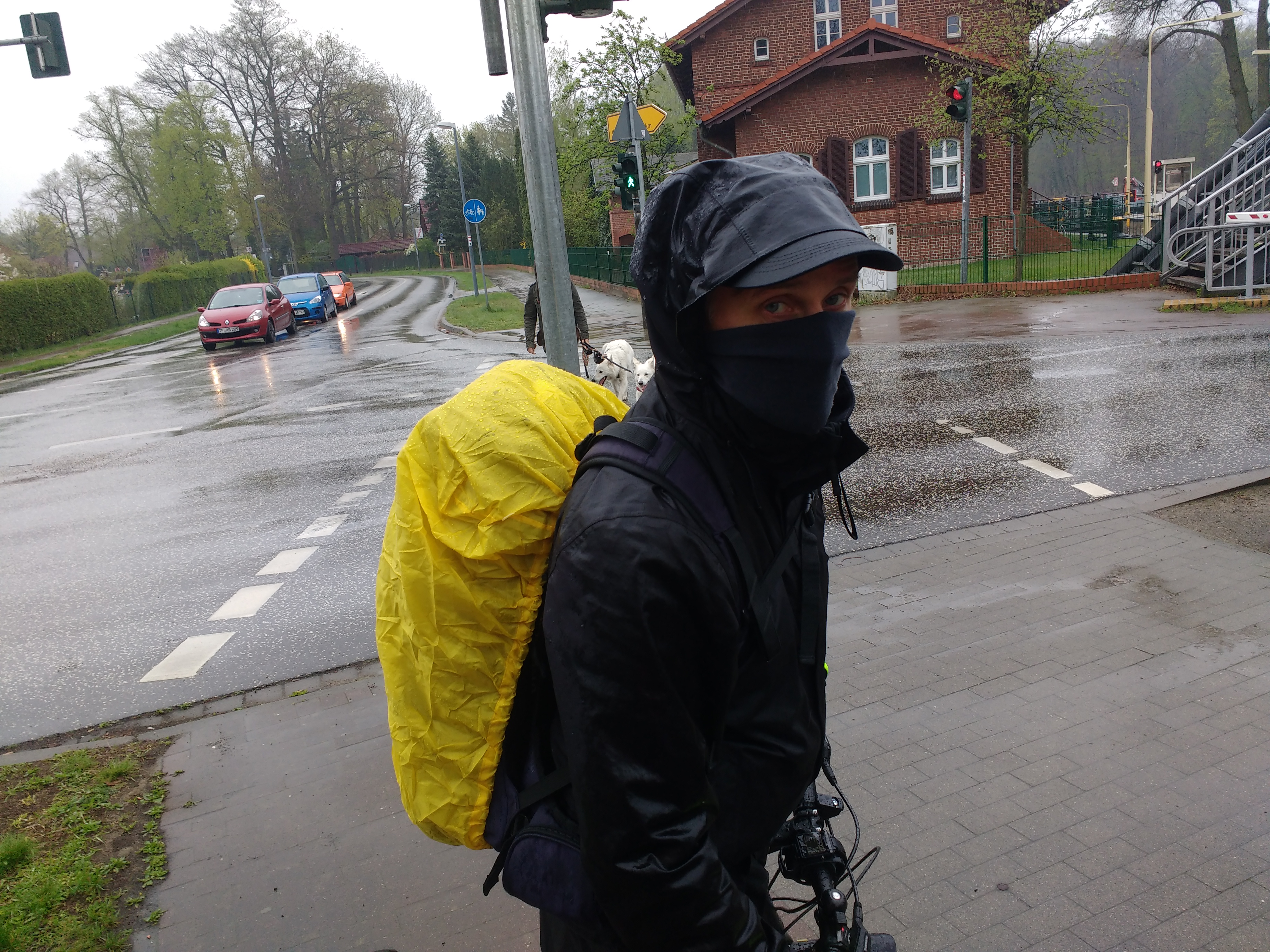 Radfahrer mit Mütze, Schirmmütze und Gesichtsschutz