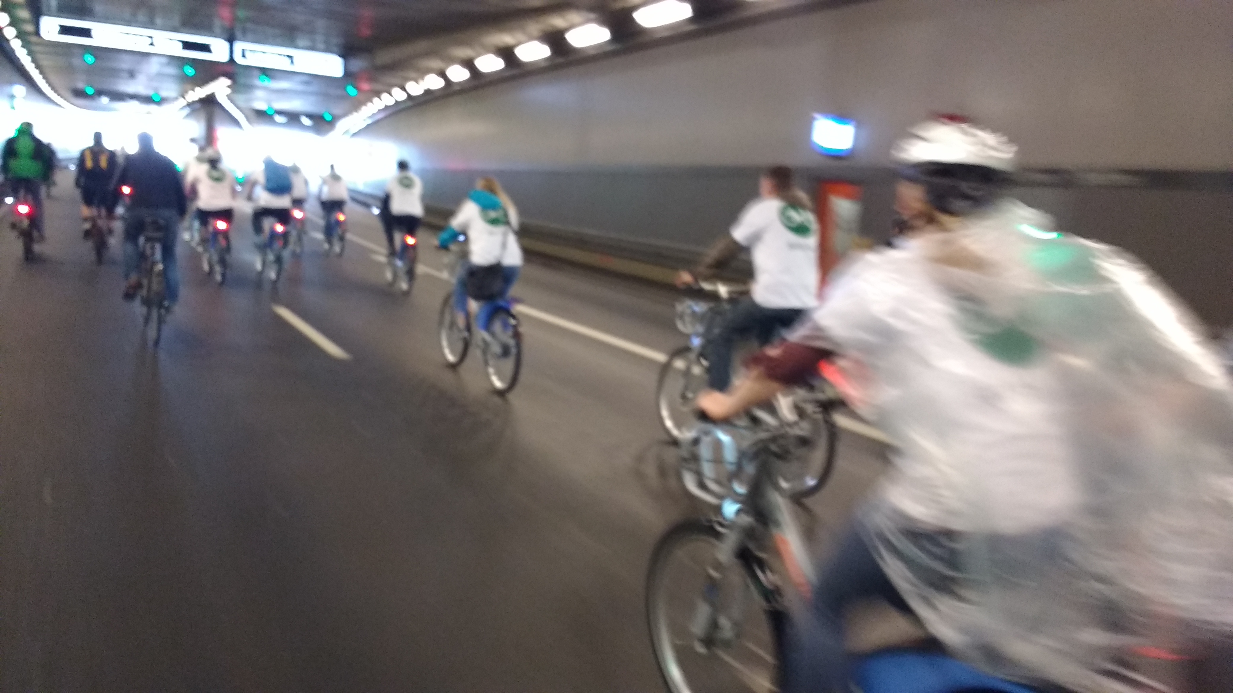 Einige Radfahrer mit weißen T-Shirts mit der Aufschrift des MVG Bikes