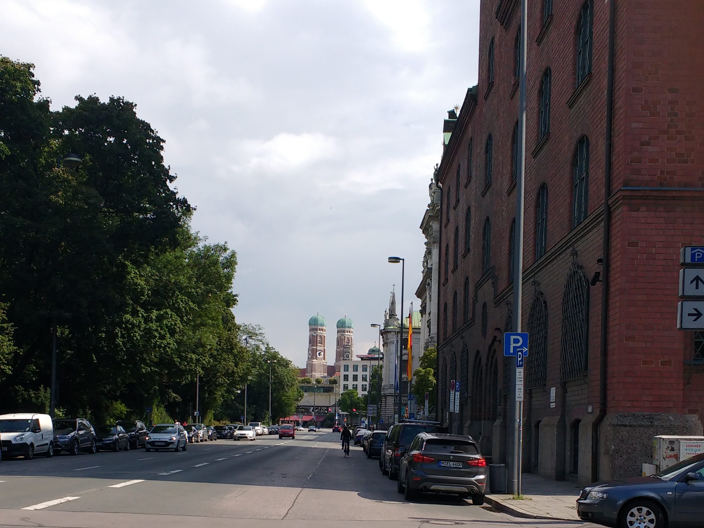Elisenstraße in München mit Blick auf die Türme der Frauenkirche