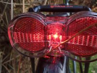 Fahrrad von hinten mit leuchtendem Rücklicht