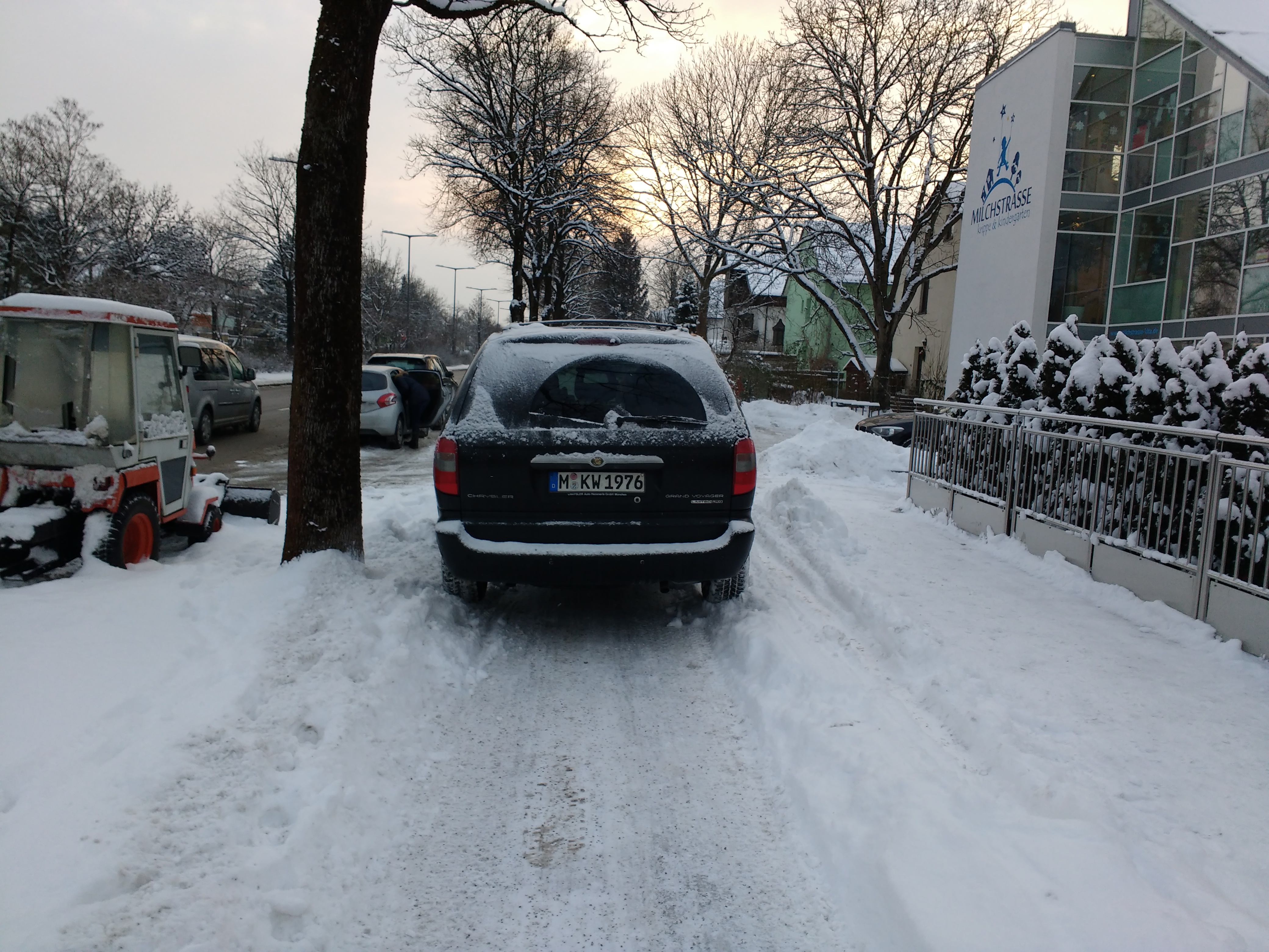 Auto parkt auf einem Radweg. Keine Ausweichmöglichkeit, weil überall Schnee