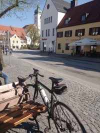 Fahrrad auf dem bayrischen Marktplatz von Ebersberg. Sonne scheint.