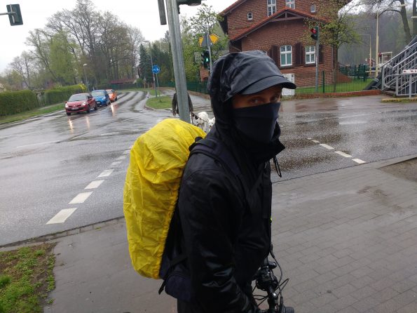 Radfahrer mit Mütze, Schirmmütze und Gesichtsschutz