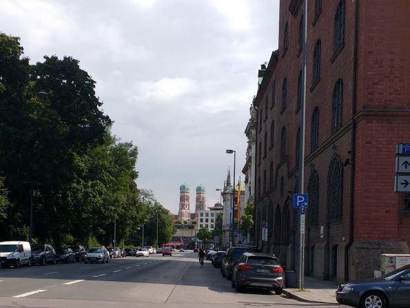 Elisenstraße in München mit Blick auf die Türme der Frauenkirche