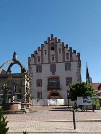 Großes altes Haus mit Zinnengiebel am Marktplatz von Hammelburg