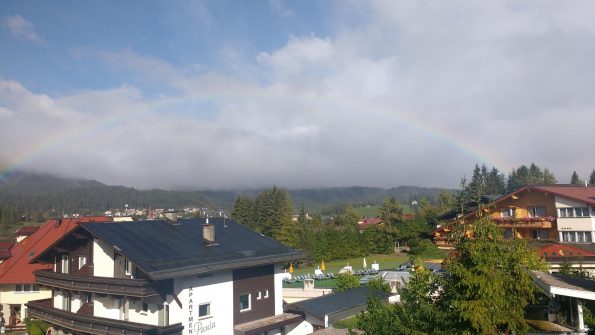 Seefeld in Tirol mit einem Regenbogen