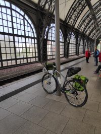 Ein Gravelbike mit Packtaschen an einem leeren Gleis am Dresdner Hauptbahnhof